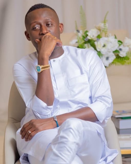 Oumar Gamby en tenue blanche