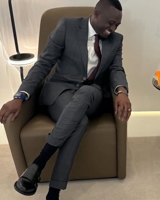 Oumar Gamby en costume gris