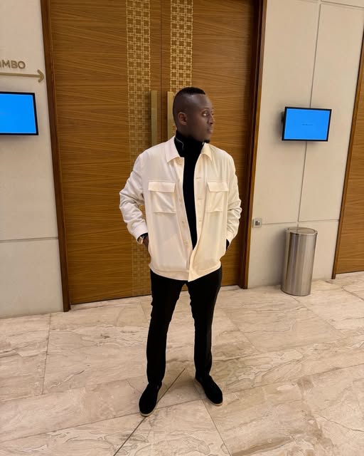 Oumar Gamby en veste claire